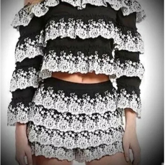 Gianni Bini lace ruffle short set PRICE IS FIRM - Picture 3 of 8